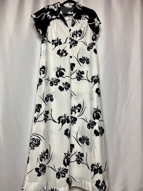 Vintage Womenʻs Black and White Aloha Print Hawaiian Muʻumuʻu with Collar